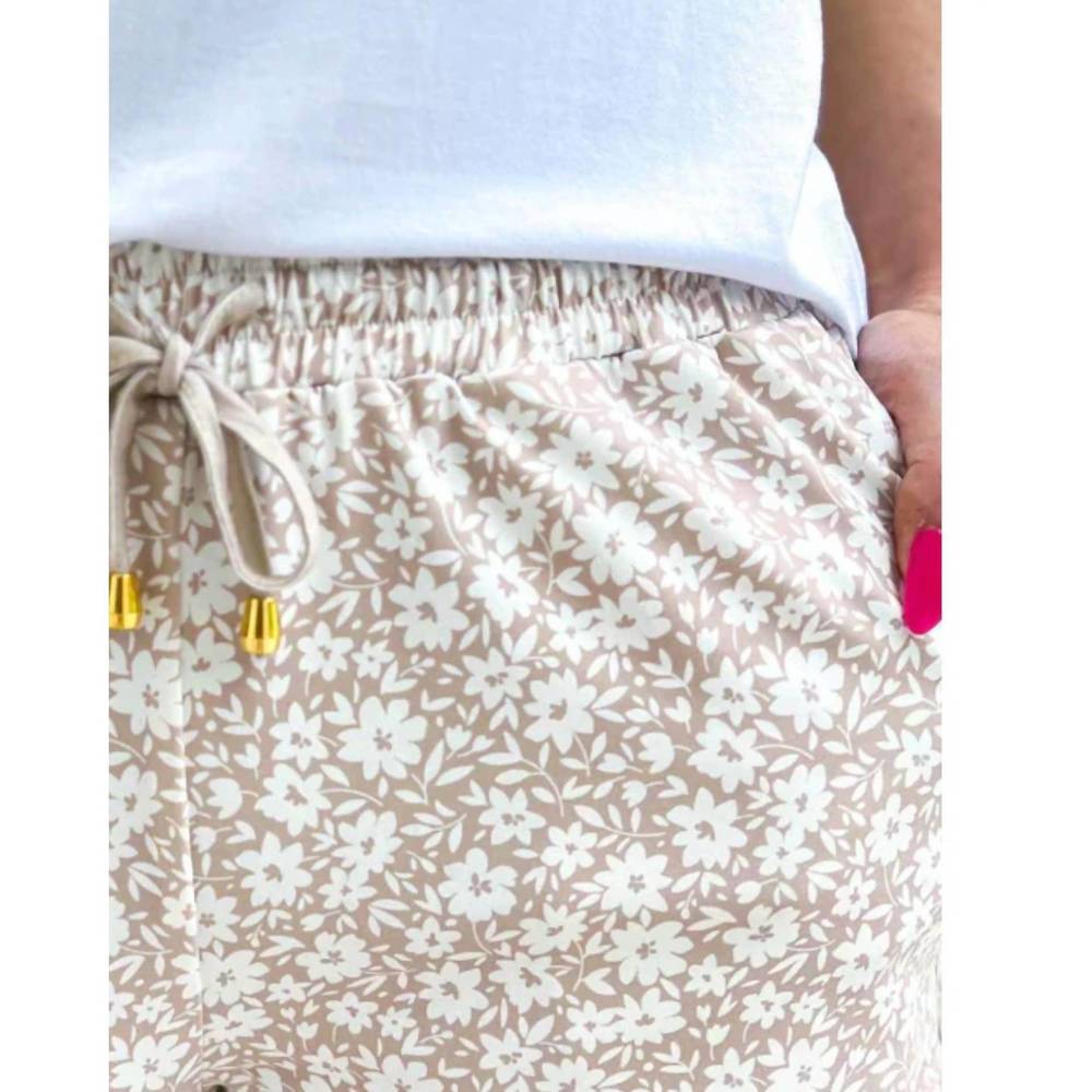 NEW JESS LEA floral everyday shorts in beige - Picture 2 of 2